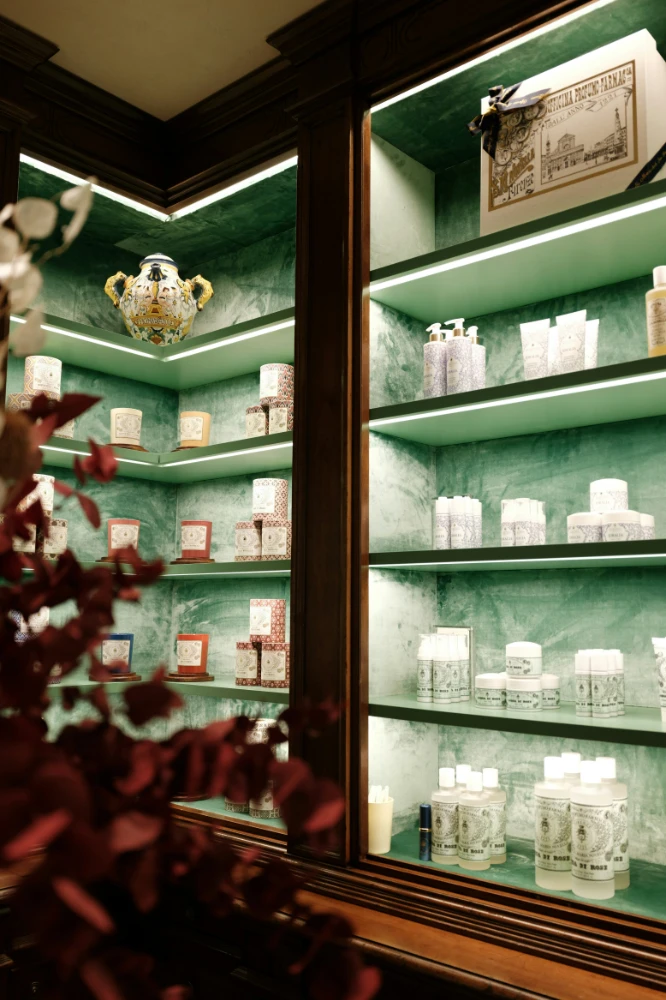 des étagères de parfums dans une boutique