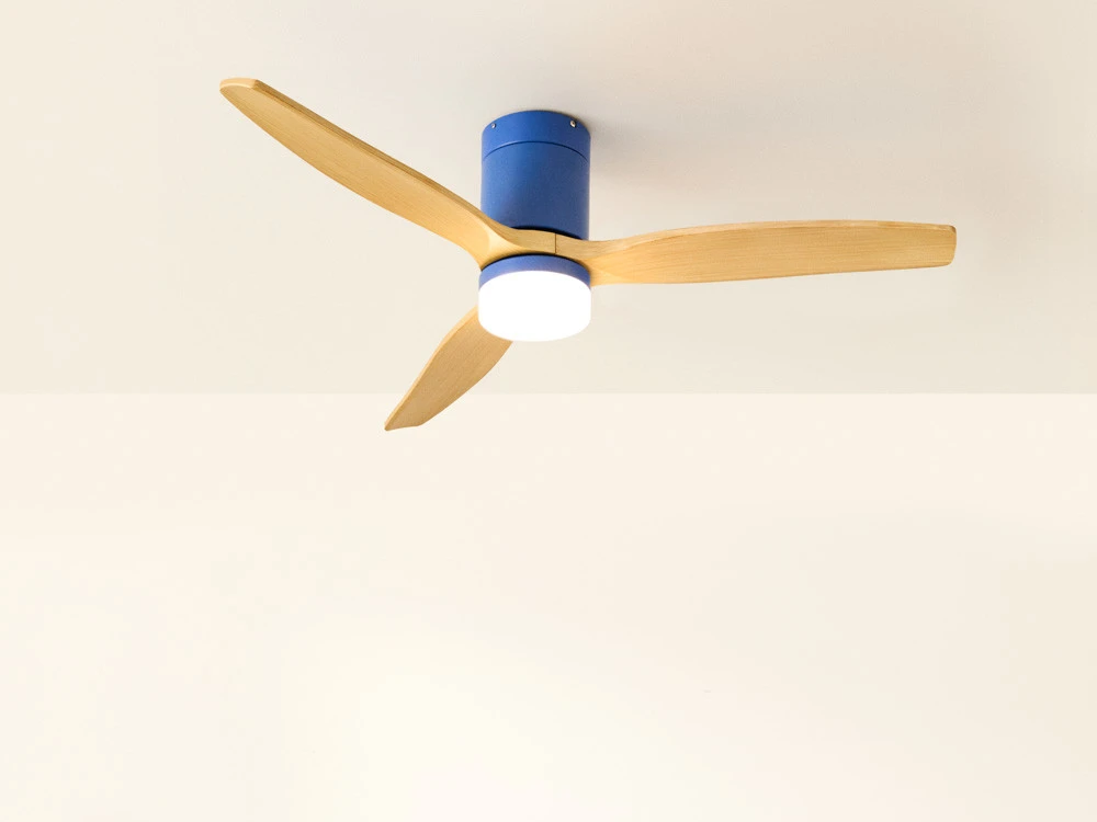 un ventilateur de plafond avec un luminaire intégré